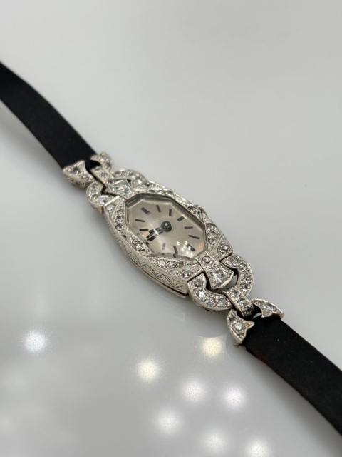 Zegarek z diamentami