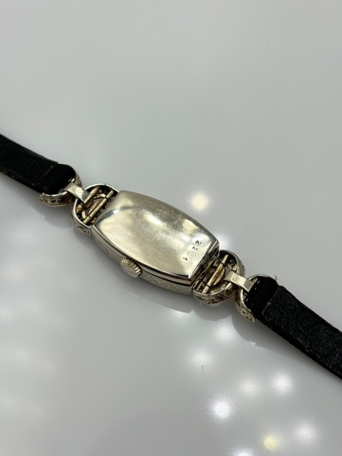 Zegarek z diamentami