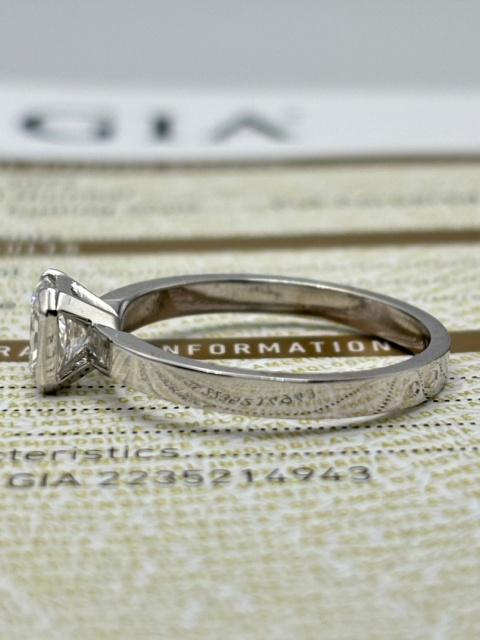 Pierścionek 0,79ct E/VVS2